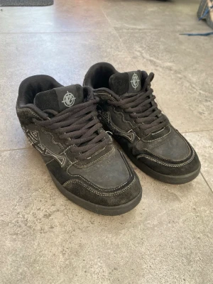 Svarta sneakers fem Vicinity - Säljer ett par Akimbo lows från Vicinity i storlek       42 1/2 med coola vita kontrastsömmar och broderad logga på plösen. Skorna har en låg siluett, tjock sula och är gjorda i en mix av mocka och textil. Perfekta för dig som gillar streetwear. Hör av er vid frågor✅