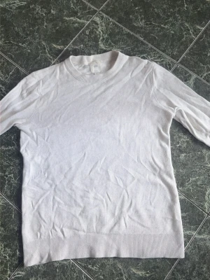 HM tröja - En snygg tröja från HM. Färgen är vit/beige och storleken är S. Skicket är okej bara lite skrynklig. Hör av dig vid fler frågor eller bilder