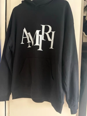 Amiri hoodie  - Säljer en Amiri hoodie i storlek L, använd ett fåtal gånger alltså i mycket bra skick, dock är Amiri tagen lossnad på ena sidan !