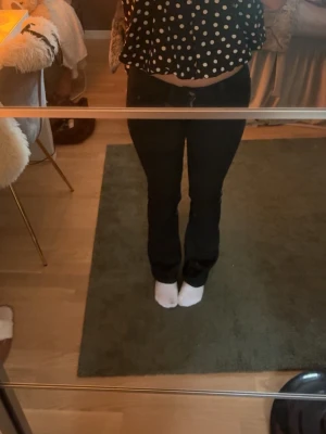 Svarta bootcut jeans - Säljer ett par svarta lågmidjade bootcut jeans som är skit snygga!! passar till allting, säljer för att dom är för små knappt använda