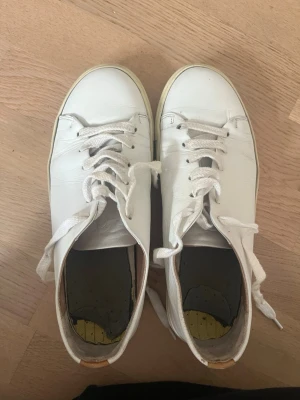 Vita sneakers stl 40 Sneaky Steve - Vita sneakers storlek 40 Lite avtrampat/bortskar på innersulan. Går att använda ändå eller lägga i en ny sula.