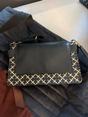 Väska Malene Birger   - superfin väska från malene birger med gott om plats. använt en del men jättefint skick! kom med bud 💕
