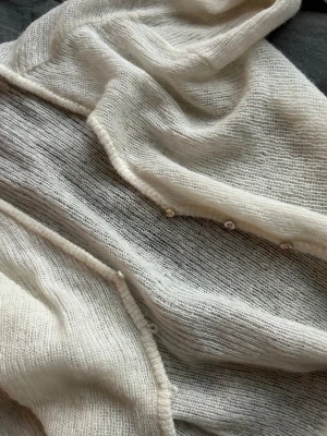 Stickad kofta - Gina Tricot - Stickad o tunn kofta från H&M ifrån deras wool blend sektion. Inte använd alls💕