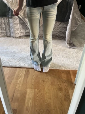 Ljusblå bootcut jeans - Säljer mina ljusblå bootcut Jens från Weekday på grund av att dem är försmå. Köpte precis dem är helt nya aldrig använda med lappen kvar.💗Nya kostar 399. Det är storlek 26/30. Dem är också ganska små i storleken i midjan/höften.