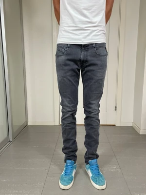 Replay Anbass Jeans - Säljer nu dessa Replay Anbass Jeans, W32 o L34 med mått ca 39 o 109 cm. skriv för fler bilder/frågor🙌🏼