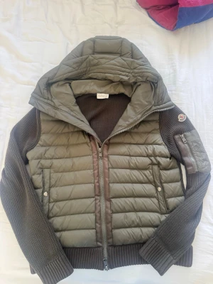 Moncler cardigan  - Hej säljer min olivgröna Moncler cardigan i storlek L men sitter som en M Skick som på bilderna inga skador eller sånt qr kod och Scan fungerar skriv vid funderingar 