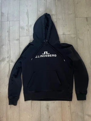 J.Lindeberg hoodie - Tja, säljer denna J.Lindeberg hoodie på grund av att den inte passar mig. Storleken på tröjan är M, men sitter mer som S. Mycket bra skick förutom att hoodien har en liten fläck vid vänster armhåla.