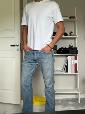 Ljusblå Levis Jeans - Riktigt snygga Levis jeans som använts flitigt men i bra skick. Jag på bilden är 188cm o värmer 74kg och bär 33/34 vilket är lagom på mig. Hör av er vid fler frågor eller bilder;)