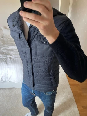 Mörkblå cardigan jacka från Massimo Dutti - Säljer en riktigt fet cardigan jacka med knappar och två bröstfickor. Jackan är i storleken M utan defekter ! 😁✌🏼        ——————————————————————————                                                    📐| Storlek: Medium                                                             👖| Märke: Massimo Dutti                                      🔎| Skick: Mycket Bra!                                                     ✍🏻| Skriv om du har några frågor