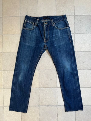 Nudie Jeans Dry Selvage comfort jeans  - Säljer ett par sjukt feta Nudie Jeans Dry Selvage Comfort jeans i ett mycket fint skick! —————————————————————                                                                      📐| Storlek: 30-33 (måtten finns på bild 6 och 7)                                            👖| Märke: Nudie jeans                                         🔎| Skick: Nytt skick                                              💵| Ny Pris: 2500kr                                                   ✍🏻| Skriv om du har några frågor