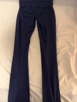Marinblå yogapants från Gina trixot - Super sköna och mysig marinblå yogapants från Gina tricot. Jätte skönt att resa i eller bara ha hemma t.ex. 