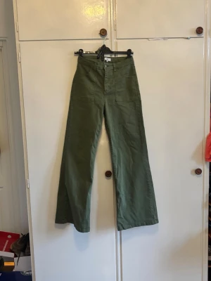 Säljer Sanne Alexandra Jeans i khaki - Har använt en gång så är i väldigt bra skick i storlek 38. Pris kan diskuteras 