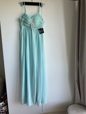 Långklänning med draperad överdel  - Helt ny och oanvänd långklänning med ruched överdel och justerbara axelband i finaste färgen, perfekt till exempelvis bal, bröllop