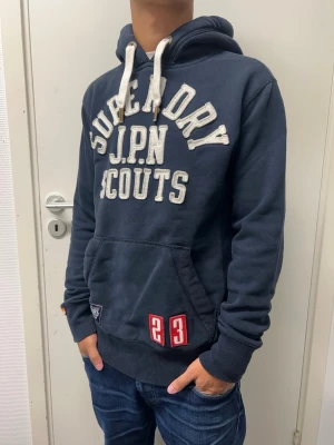 Superdry hoodie - Det hoodie från Superdry o storlek S. Mycket bra skick. Modellen är 173cm, 64kg. Pris kan diskuteras!!
