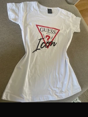 Vit GUESS Icon t-shirt - En helt oanvänd guess T-shirt, lite osäker på om den är äkta eller inte!