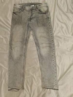 Grå slimfit jeans  - Grå slimfit jeans 164 cm perfekt för året runt