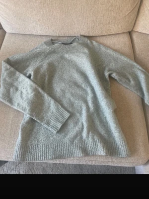 Ljusgrå stickad tröja - Mysig grå/grön stickad tröja från vero Moda 