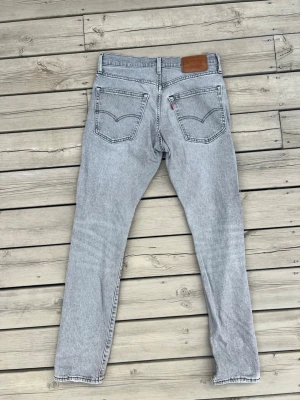 Ljusgrå raka jeans - Ett par ljusgråa 502 Levis jeans perfekta inför hösten Storlek: W30 L32 Pris går att förhandla ned