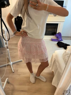 Blommig kjol - Superfin blommig kjol jag aldirg använt. Kolla gärna mina andra annonser! 💌