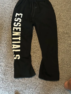 Svarta Essentials byxor - Ett par essentials byxor som använts några gånger. Skriv för mer bilder eller information!!