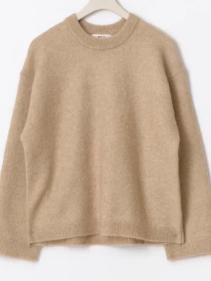 Beige stickad tröja i mohair - Mysig beige stickad tröja med rund hals och avslappnad passform. Tröjan har långa ärmar och ribbade muddar vid ärmslut och nederkant. Tillverkad i en mjuk ullblandning som känns skön mot huden. Passar mig som ofta använder storlek S