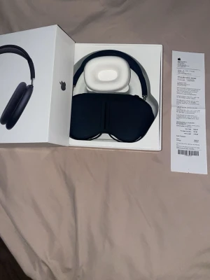 Apple AirPods Max mörkblå hörlurar - Säljer ett par Apple AirPods Max i snygg mörkblå färg. Over-ear design med mjuka öronkuddar och metallbyglar. Kommer med originalförpackning och smart case. Grym ljudkvalitet och stilren look, perfekt för musik och poddar.