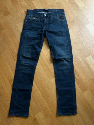 Replay jeans mörkblå - Snygga mörkblå replay jeans i modellen grover. Har av smal men ändå lite rymligare passform!