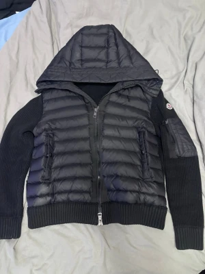 Moncler cardigan  - Moncler cardigan storlek M barn. Perfekt skick