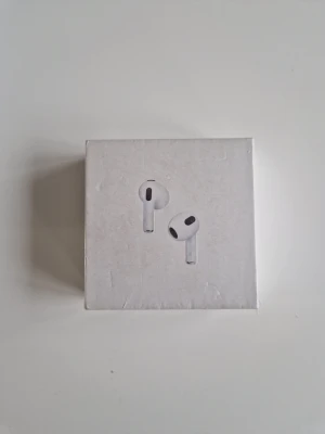 Airpods - Säljer ett par helt nya och oöppnade airpods 3, skriv vid intresse, pris går att diskutera 🤝