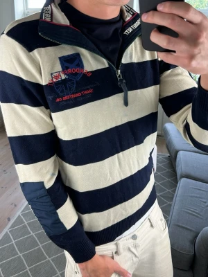 Randig Stickad Quarter zip  - Väldigt snygg och trendig, perfekt nu under sommaren! Mått: A:51 B:47 C:40 D:61 (cm) Skriv vid fundering😇🙌