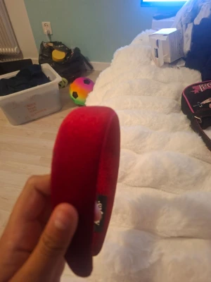 Breddat rött diadem i sammet - Säljer ett snyggt, brett diadem i en djup röd färg. Diademet är klätt i mjuk sammet som ger en lyxig känsla och sitter bekvämt på huvudet. Perfekt accessoar för att lyfta vilken outfit som helst.