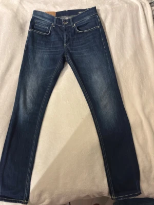Dondup jeans - Ett par dondup jeans i nyskick‼️sitter bra och har sjysta detaljer. Storlek 31. Passar till typ alla outfits‼️