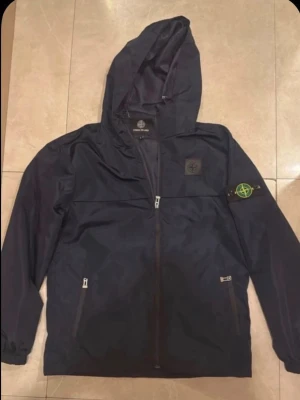 Vindjacka stone Island M  - Stone Island vindjacka helt oanvänd pågrund av storlek. Fråga på om ni har frågor 