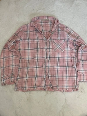 Rosa rutig pyjamasskjorta - Rosa pjamasskjorta från Lager 157, storlek S. Skjortan är nopprig.