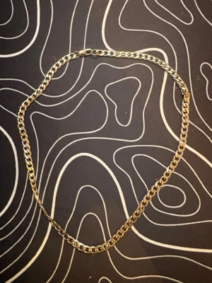 Kedjehalsband i silvertonad metall - Snyggt halsband med klassisk kedjedesign i silvertonad metall. Länkarna är platta och breda vilket ger ett stilrent och trendigt intryck. Perfekt för att lyfta vilken outfit som helst med en enkel men cool detalj. Skriv om du har några frågor!👍🏼❤️