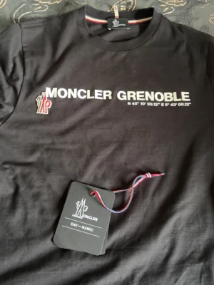 Svart Moncler Grenoble t-shirt - Fin moncler t-shirt självklart äkta digitalt kvitto finns och tag 