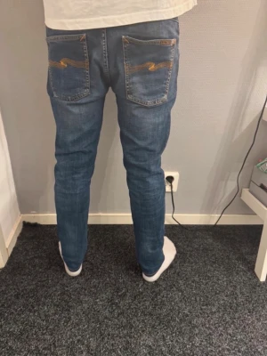 Nudie kewns - Nudie jeansen är w29 och l32 och replay jeansen är w29 och l30. Skriv för mer bilder och information. Nudie jeansen har en slitning vid gylfen som lätt kan fixas. Pris kan diskuteras. 