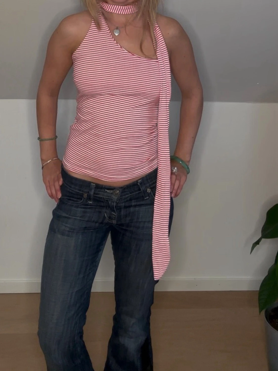 Randig oneshoulder topp med scarfdetalj - 2
