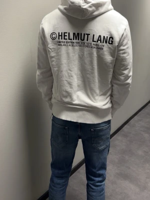Helmut Lang taxi - Hej säljer min Helmut Lang hoodie som är limited edition taxi! mycket fint skick inga hål eller fläckar🌟
