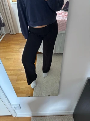 Svarta vida mjukisbyxor - Säljer ett par svarta mjukisbyxor med rak passform från Nelly. Byxorna är väldigt mjuka och använda fåtal gånger. Säljer pga att de är för korta för mig💞