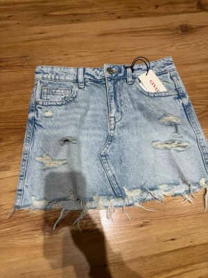 Jeanskjol  - Fin jeanskjol ifrån Gina Tricot, helt ny med prislapp🥰
