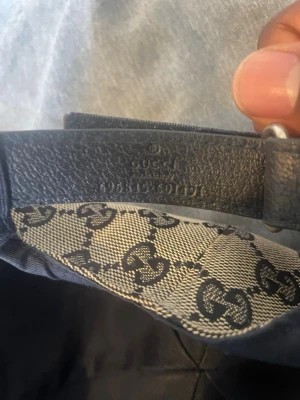 Gucci canvas cap - Snygg navy canvas  från Gucci i storlek M (58 cm). Hatten har ett klassiskt GG-mönster på insidan och justerbart band i läder baktill. Perfekt för dig som vill ha en stilren och lyxig accessoar till din outfit 