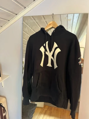 hoodie med NY-logga - Snygg lite oversized hoodie 🤩