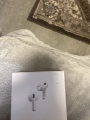 Vita trådlösa in-ear hörlurar - Snygga vita trådlösa in-ear hörlurar med laddningsetui. Modern design med rundade former och stilren look. Perfekta för musik, poddar och samtal. Kommer i originalförpackning.