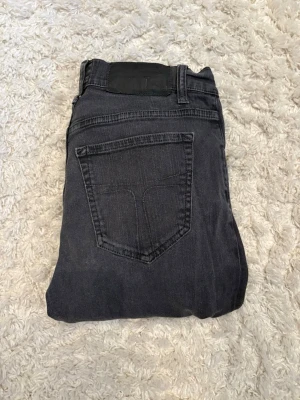 Tiger of Sweden jeans  - Ett par jeans från Tiger of Sweden i bra skick utan större tecken på använing. Storlek 29/32. Skriv vid funderingar ✌️ Kom gärna med prisförslag 💸