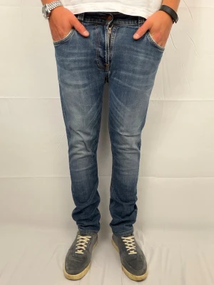 Nudie jeans thin finn  - Säljer dessa fantastiskt snygga nudie jeans , riktigt fet tvätt! Modell: thin finn. Size: w33 L32. Midja 42cm längd 100cm. Modellen är 180cm. Skick 8/10 begagnat men bra skick. Hör av dig vid intresse 😄