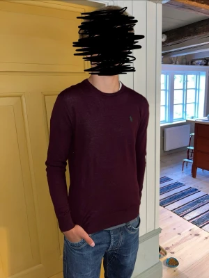 Ralph Lauren vinröd tröja (100% merinoull) - Skick 8/10 | Vinröd | Slim fit | 100% merinoull | bra till sommarkvällar och till vintern | Storlek M men passar bättre till människor som har S för att den är slim fit | kan gå ner i pris vid snabb affär!