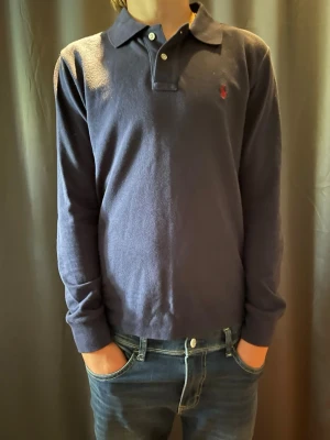 Ralph Lauren pike - Marinblå långärmad Ralph Lauren piké!              Storlek: S                                                                      Färg: Marinblå                                                              Skick: 9/10                                                             Nypris: 1500kr                                                        Hör av er vid frågor o funderingar!