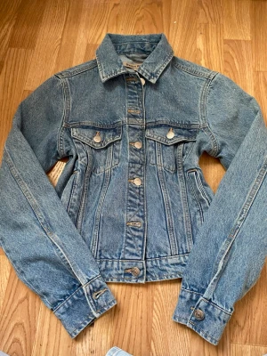 Blå jeansjacka  - En snygg blå jeansjacka. Helt ny & oanvänd från Denim Rebel. 