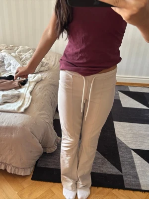 Beige mjukisbyxor med dragsko XS - Säljer ett par beige mjukisbyxor i storlek XS med raka ben och dragsko i midjan. Byxorna har en enkel och clean look, perfekta för chill dagar hemma eller när du vill vara bekväm. Materialet känns mjukt och stretchigt.